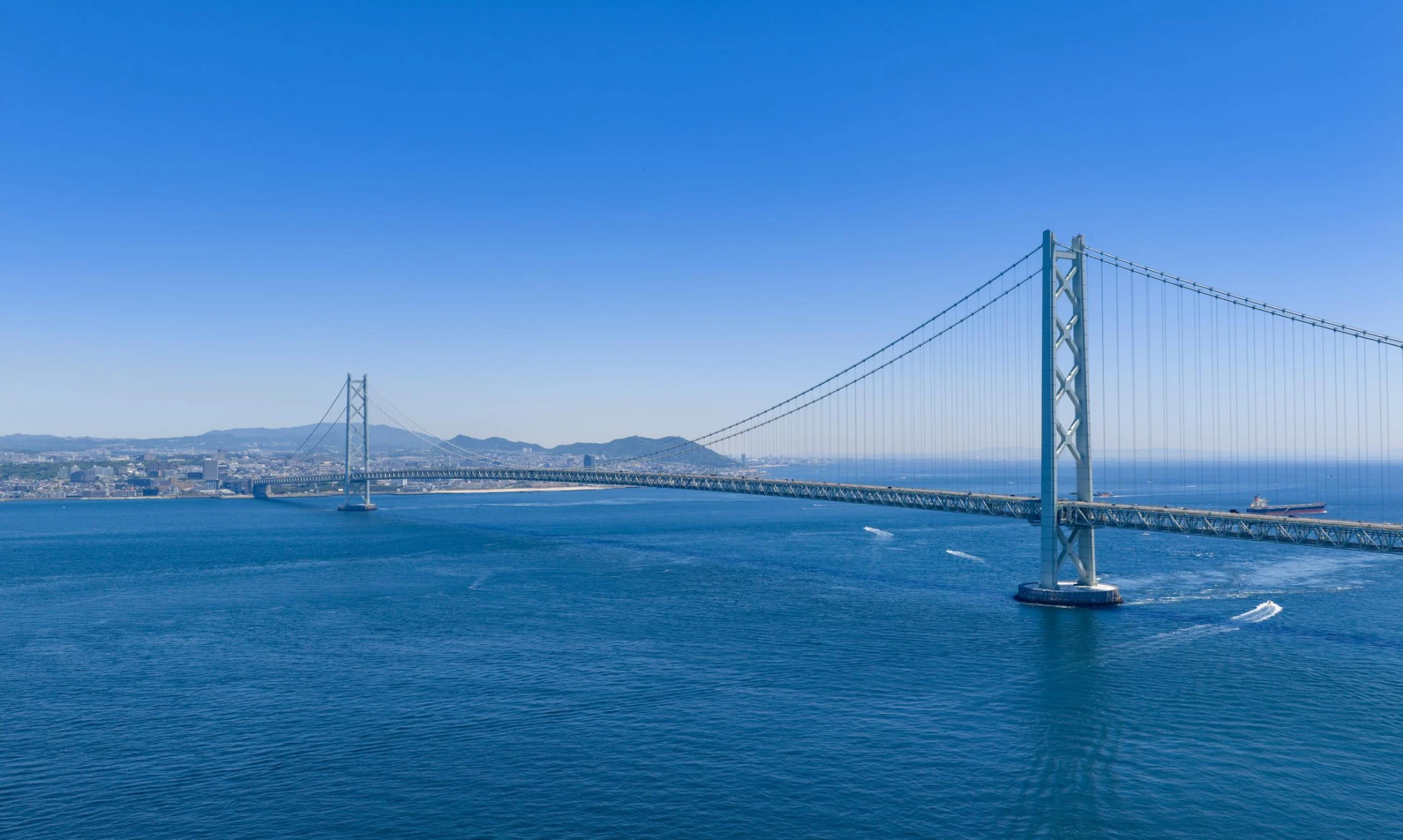 青空と海に架かる明石海峡大橋
